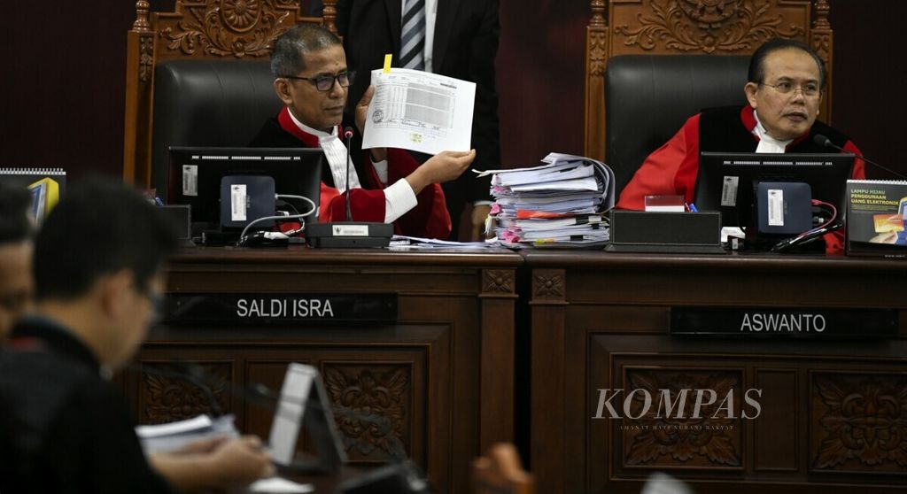 Hakim konstitusi Saldi Isra (kiri) dan Wakil Ketua Mahkamah Konstitusi Aswanto saat memimpin hari terakhir sidang pemeriksaan Perselisihan Hasil Pemilihan Umum (PHPU) Legislatif di Gedung Mahkamah Konstitusi, Jakarta, Selasa (30/7/2019). 