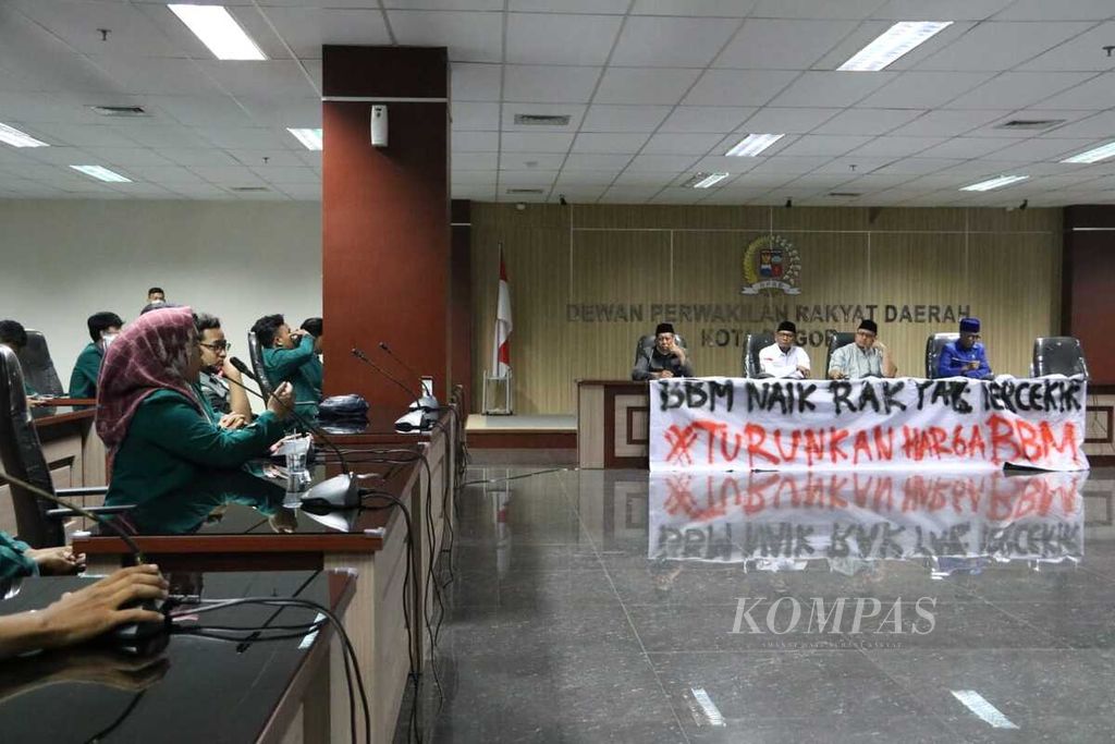 DPRD Kota Bogor menerima perwakilan massa yang terdiri dari mahasiswa dan warga yang menyuarakan keberatan dan menolak kenaikan harga BBM.