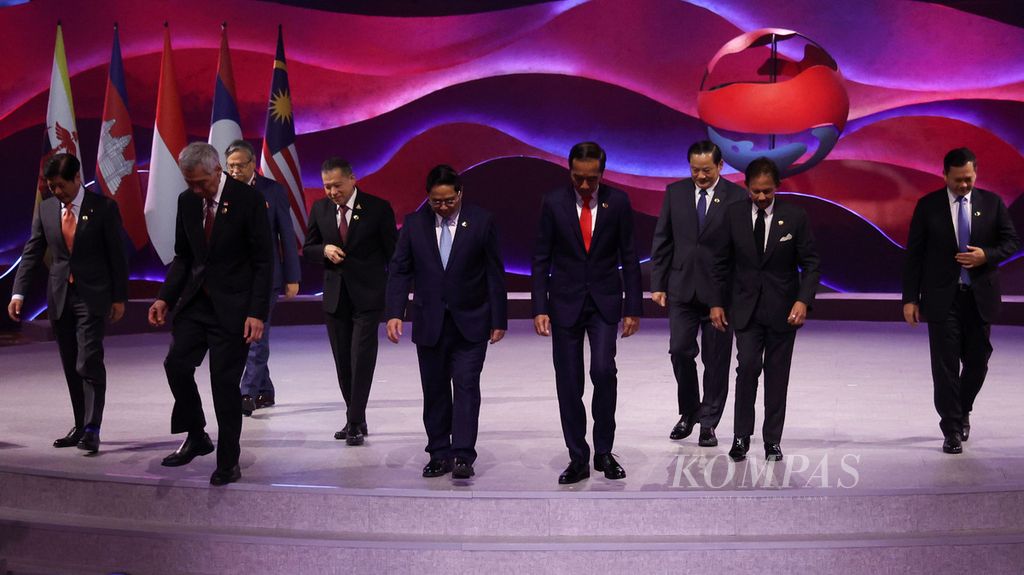 Para pemimpin ASEAN seusai foto bersama pada pembukaan KTT ke-43 ASEAN di Jakarta, Selasa (5/9/2023). 