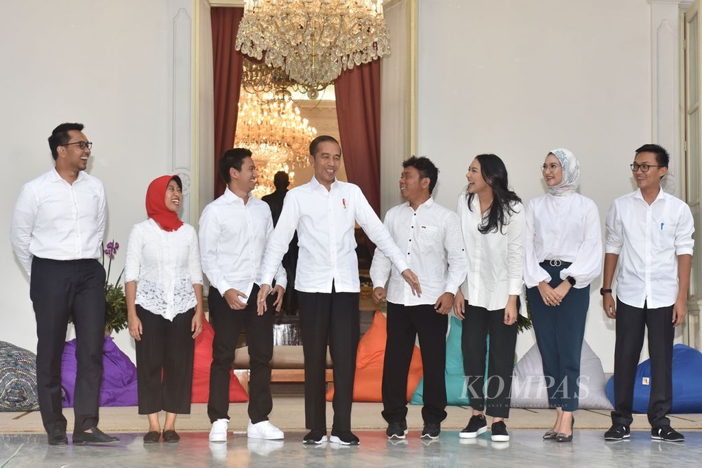 President Joko Widodo introduced seven new special staff members from the millennial generation on the balcony of the Merdeka Palace in Jakarta on Thursday (21/11/2019). They are (from left to right) Andi Taufan Garuda, Ayu Kartika Dewi, Adamas Belva Syah Devara, Gracia Billy Yosaphat Membrasar, Putri Indahsari Tanjung, Angkie Yudistia, and Aminuddin Ma'ruf. On that occasion, the President also stated that he will maintain the old special staff. Kompas/Wawan H Prabowo.