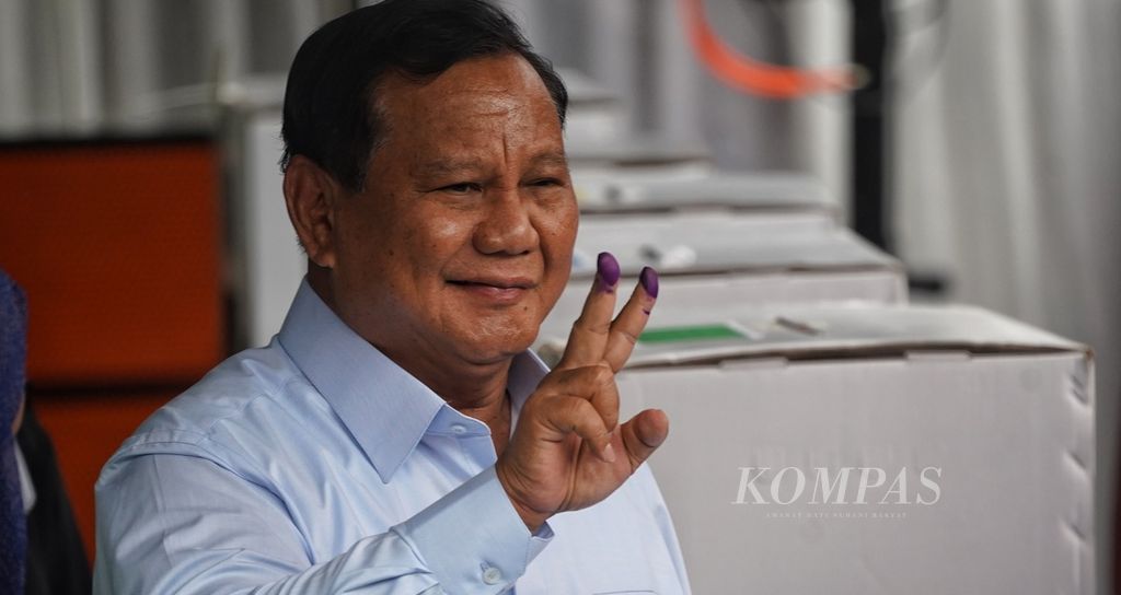 Prabowo Subianto melakukan pencoblosan Pemilu 2024 di TPS 033 Bojong Koneng, Kabupaten Bogor, Jawa Barat, Rabu (14/2/2024). 
