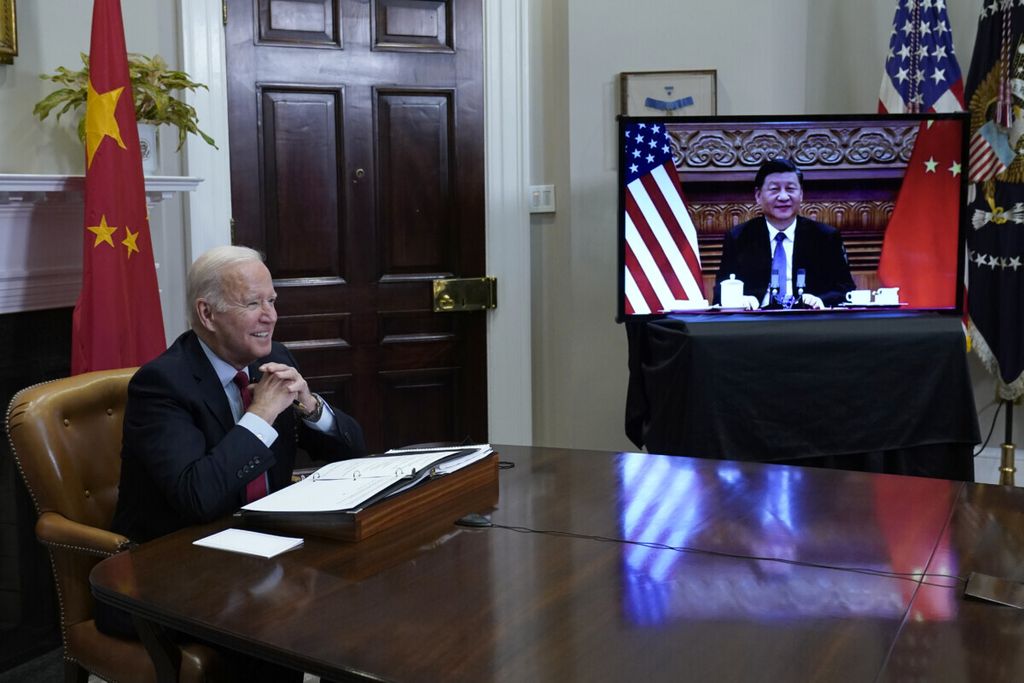 Presiden Amerika Serikat Joe Biden (kiri) berbicara saat bertemu secara virtual dengan Presiden China Xi Jinping (di layar) dari Ruang Roosevelt di Gedung Putih di Washington, 15 November 2021. 