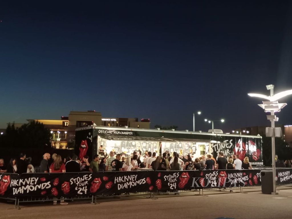 The audience lined up to enter the State Farm Stadium, Gate Gila River Casionos Club West, in Phoenix, USA, to watch the Stones Tour'24 concert, Hackney Diamonds, on Tuesday (7/5/2024) at 9:15 p.m. local time.