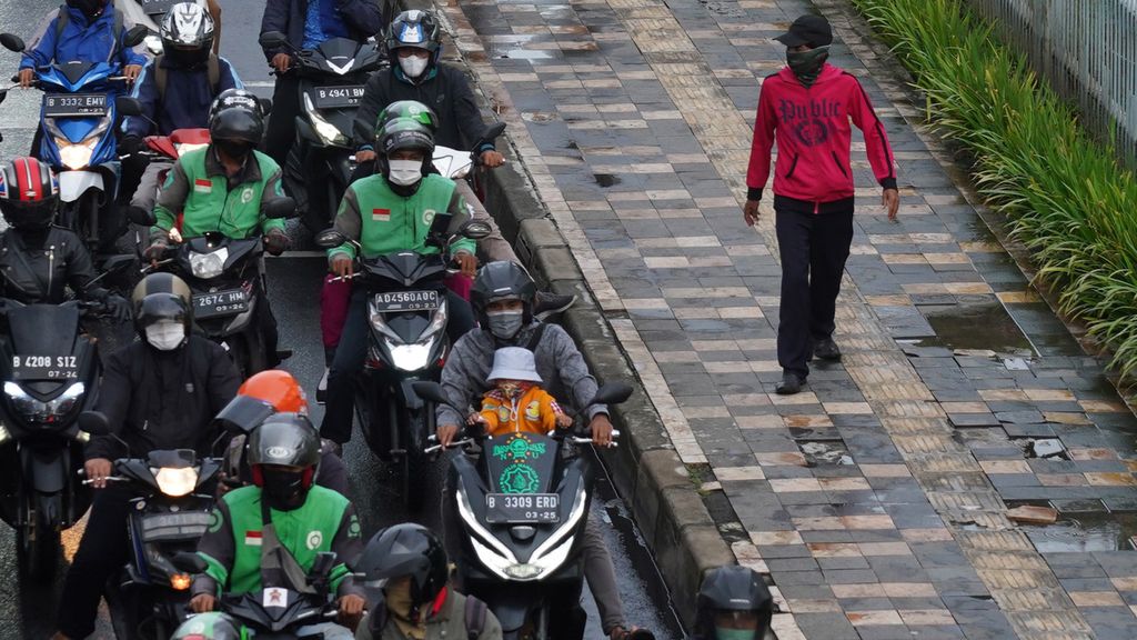 Pengendara sepeda motor di Jalan Margonda Raya, Kota Depok, Jawa Barat, Kamis (25/11/2021). 