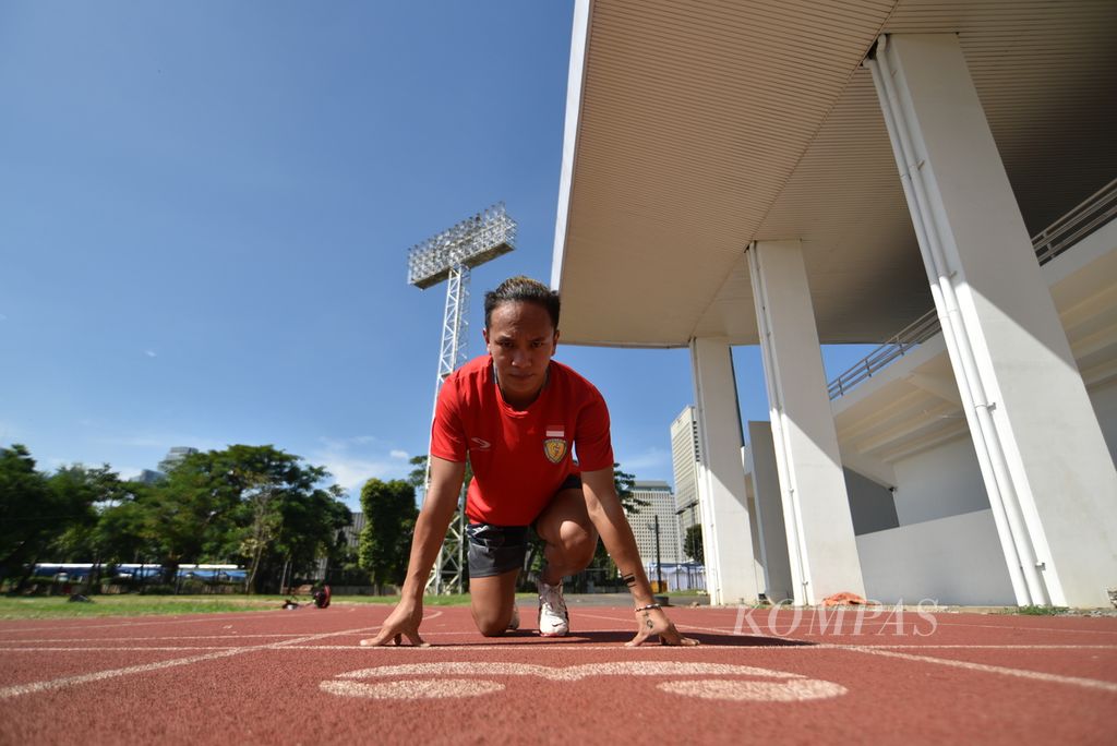 Pelari cepat putri Valentin Vanesa Lonteng saat ditemui usai latihan di Stadion Madya, Senayan, Jakarta, Senin (17/4/2023). Valen menjadi satu-satunya sprinter yang lolos limit lari 100 meter pelatnas untuk SEA Games Kamboja 2023. 
