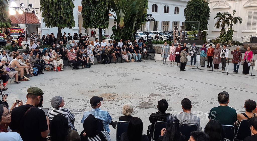 Suasana pembukaan pameran Patung dan Aktivisme: Dolorosa Sinaga dan Budi Santoso di Galeri Nasional Indonesia, Jakarta, Jumat (19/7/2024). 