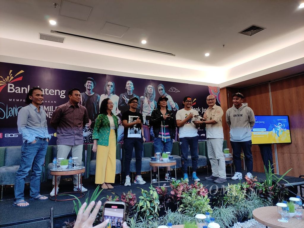 Slank menerima miniatur pesawat seusai konferensi pers Slank Beautiful Smile Indonesia Tour di Yogyakarta, Jumat (16/12/2022).