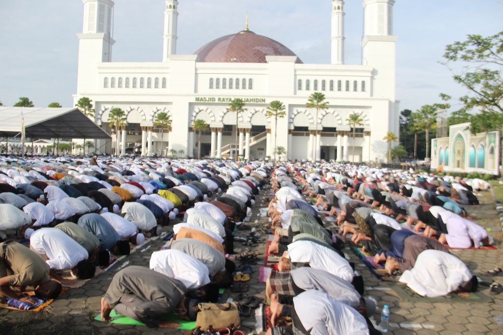 Jemaah merayakan shalat Idul Fitri di halaman Masjid Raya Mujahidin Pontianak, Kalimantan Barat, Senin (2/5/2022).