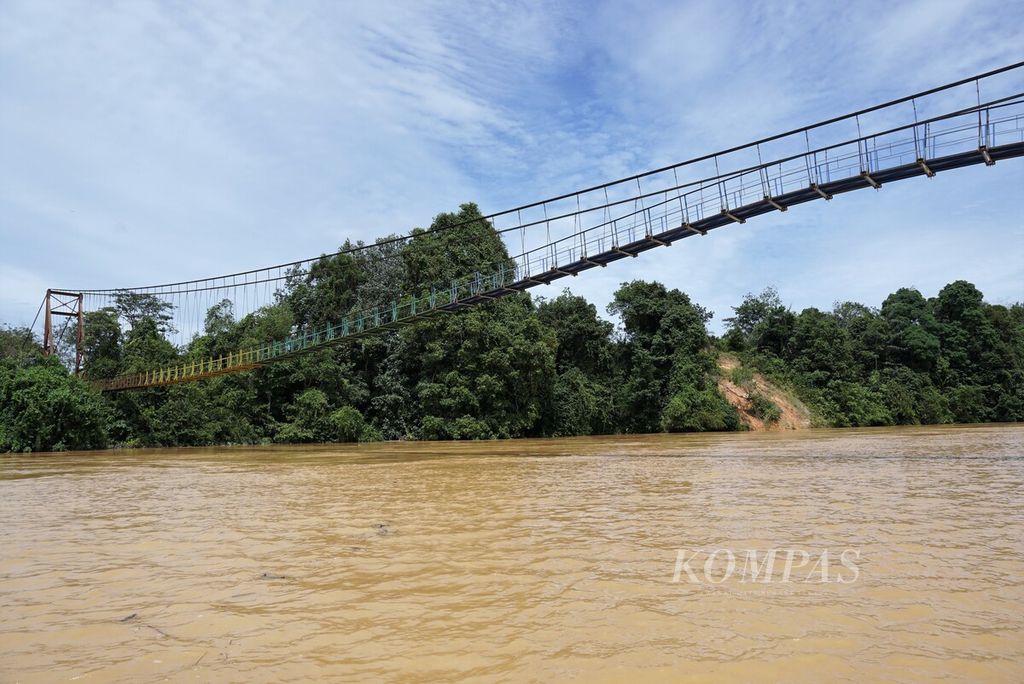 Jembatan gantung di atas Sungai Batanghari. 