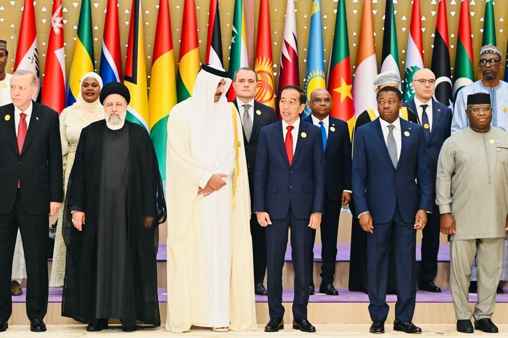 Presiden Joko Widodo (depan, ketiga dari kanan) berfoto bersama dengan para pemimpin negara yang menghadiri Konferensi Tingkat Tinggi Luar Biasa Gabungan Liga Arab dan Organisasi Kerja Sama Islam (OKI) di Riyadh, Arab Saudi, 11 November 2023. 