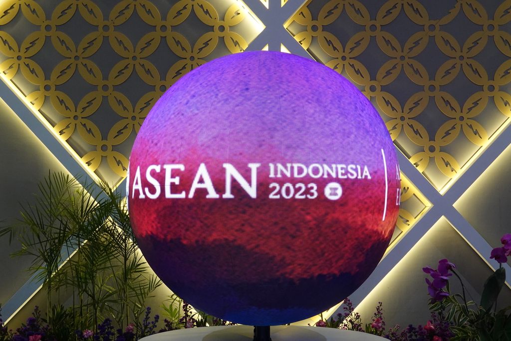 Pernak-pernik yang akan menghiasi penyelenggaraan Konferensi Tingkat Tinggi (KTT) Ke-43 ASEAN. Presiden Joko Widodo meninjau kesiapan jelang KTT ASEAN pada Jumat (1/9/2023). KTT akan diselenggarakan di Jakarta Convention Center, Jakarta, pada 5-7 September mendatang.