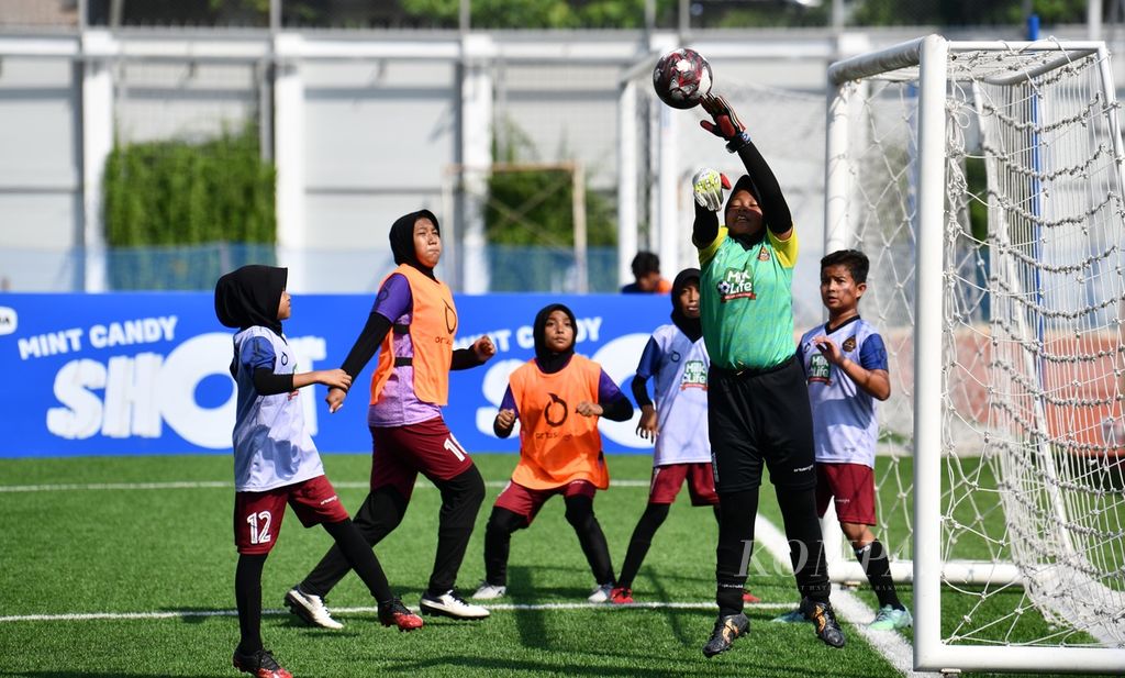 Pertandingan antara tim Arjuna U-10 dan tim Drupadi U-10 dalam final MilkLife Soccer Challenge 2023 di Stadion Supersoccer Arena, Kudus, Jawa Tengah, Minggu (17/12/2023). Tim Arjuna tampil sebagai juara setelah menang 4-2 atas tim Drupadi. 