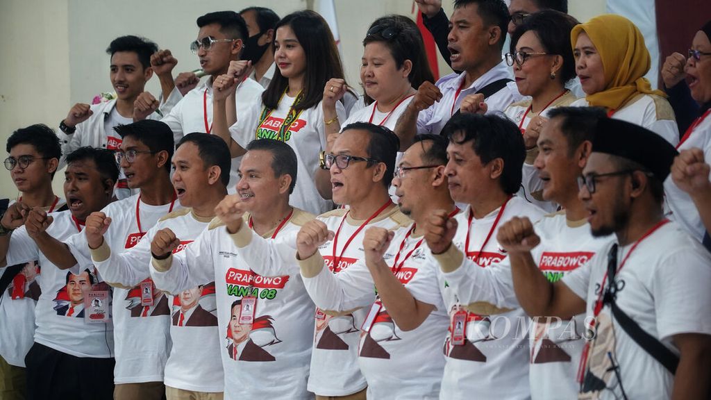Para pengurus Prabowo Mania 08 saat Deklarasi Prabowo Mania 08 di Gedung Joang 45, Jakarta, Minggu (12/3/2023). Gerakan Prabowo Mania 08 ini diketuai oleh mantan aktivis 98, Immanuel Ebenezer, dan mengangkat sekjen Akhmad Gojali Harahap.  