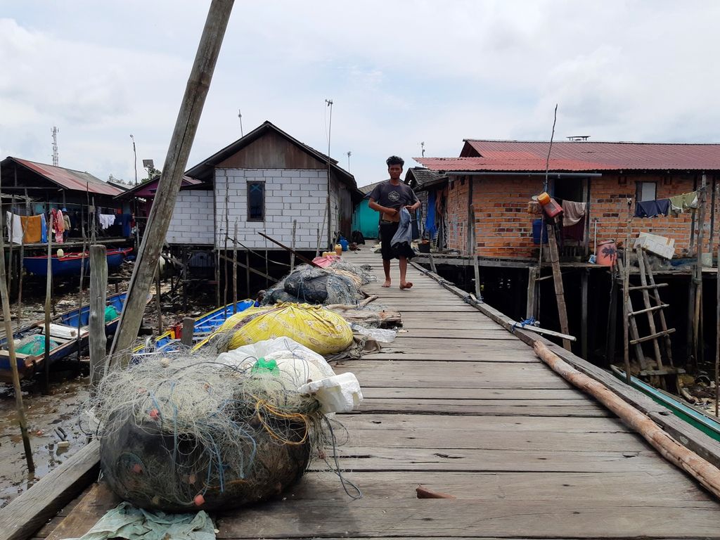 Nuansa salah satu sudut perkampungan nelayan di Kelurahan Jenebora, Kecamatan Sepaku, Penajam Paser Utara, Kalimantan Timur, Minggu (6/3/2022).