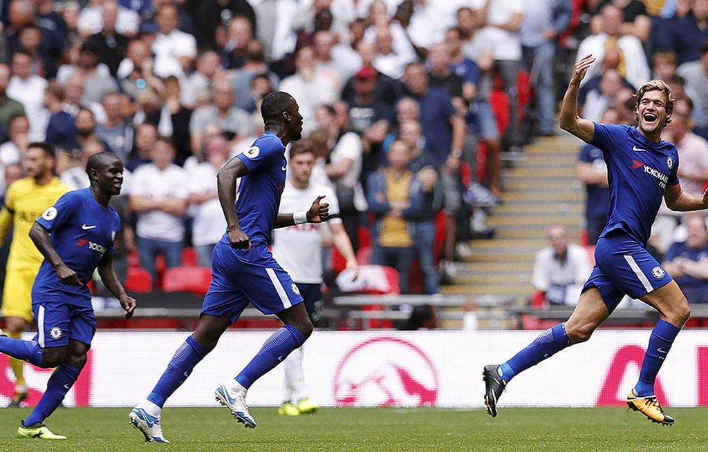 Pemain Chelsea, Marcos Alonso (kanan),  merayakan keberhasilannya mencetak gol ke gawang Tottenham Hotspur pada babak pertama laga lanjutan Liga Inggris di Stadion Wembley, London, Inggris, Minggu (20/8). 