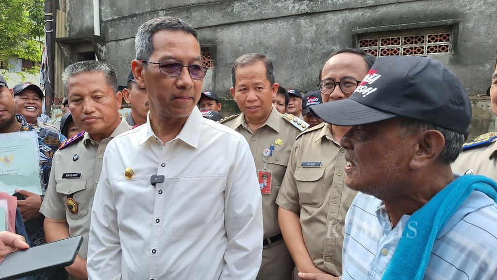 Acting Governor of DKI Jakarta Heru Budi Hartono conversed with land certificate recipients in Pegangsaan Dua Village, Kelapa Gading District, North Jakarta, on Monday (5/2/2024).