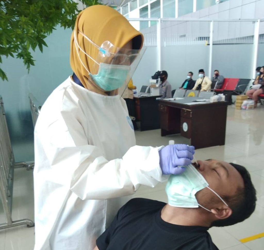 Penumpang menjalani pemeriksaan tes usap (PCR) ulang di terminal kedatangan Bandara Supadio Pontianak, Jumat (21/5/2021). 