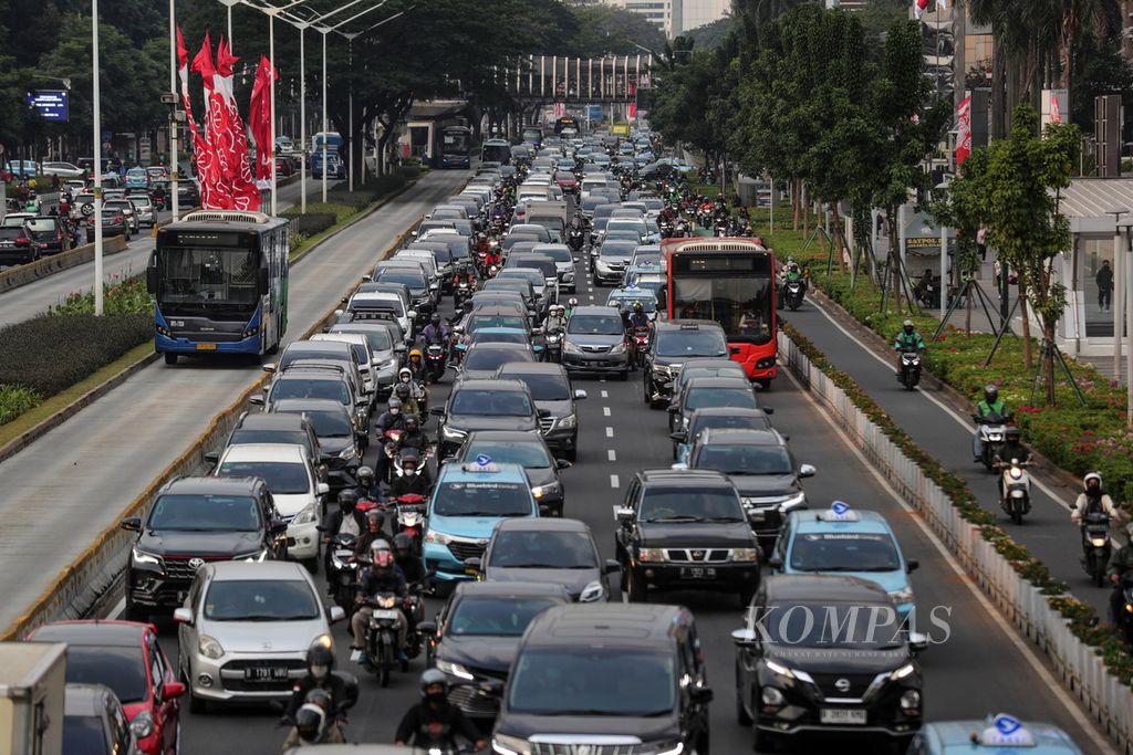 Kemacetan kendaraan terjadi saat jam pulang kerja di Jalan Jenderal Sudirman, Jakarta, Senin (21/8/2023). Beberapa titik di Jakarta mengalami kemacetan di hari pertama penerapan kebijakan work from home (WFH) atau bekerja dari rumah untuk 50 persen ASN. 