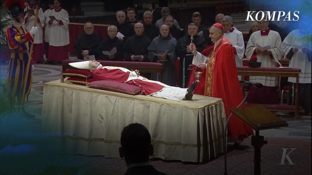 Jenazah Paus Emeritus Benediktus XVI dimakamkan pada Kamis (5/1/2023).