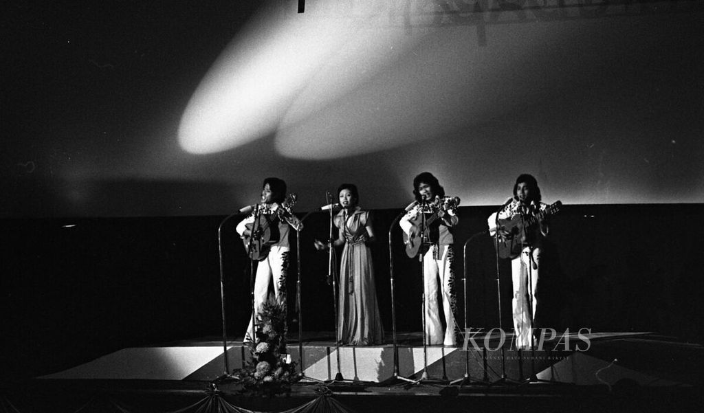 Kelompok Bimbo dari Bandung tengah tampil di Festival Lagu Pop Nasional, 12 Agustus 1974, di Jakarta. Bimbo yang keluar sebagai runner up dalam kompetisi ini banyak membuat lagu-lagu religius.