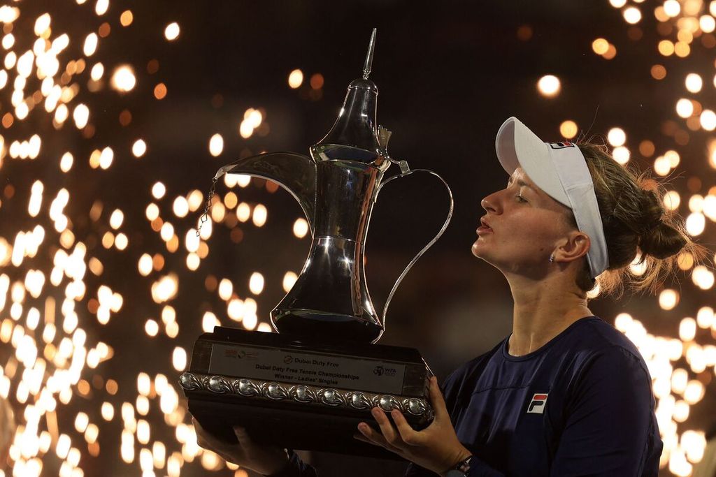 Petenis Ceko Barbora Krejcikova mengangkat trofi juara pada turnamen tenis WTA 1000 di Dubai, Uni Emirat Arab, Minggu (25/2/2023) tengah malam waktu Indonesia. Dalam laga final, Krejcikova mengalahkan Swiatek dengan skor 6-4, 6-2. 