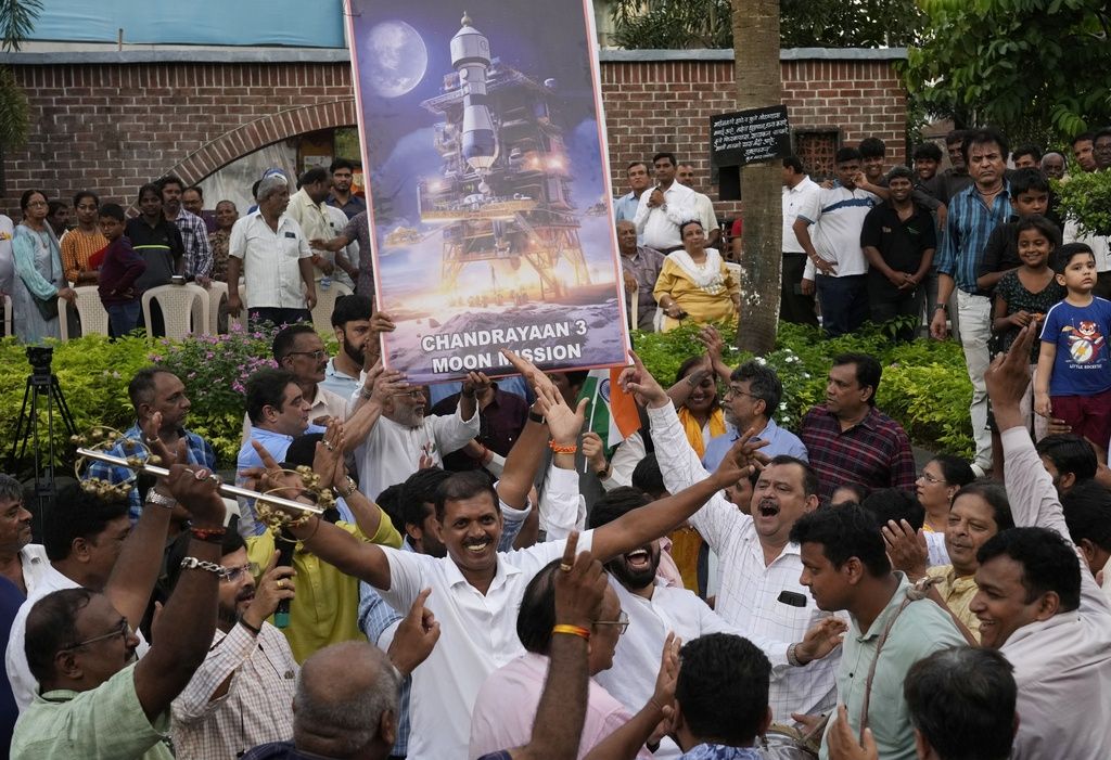 Orang-orang bergembira saat menyaksikan lewat siaran langsung pendaratan wahana milik India di kutub selatan Bulan, di Mumbai, Rabu (23/8/2023). 