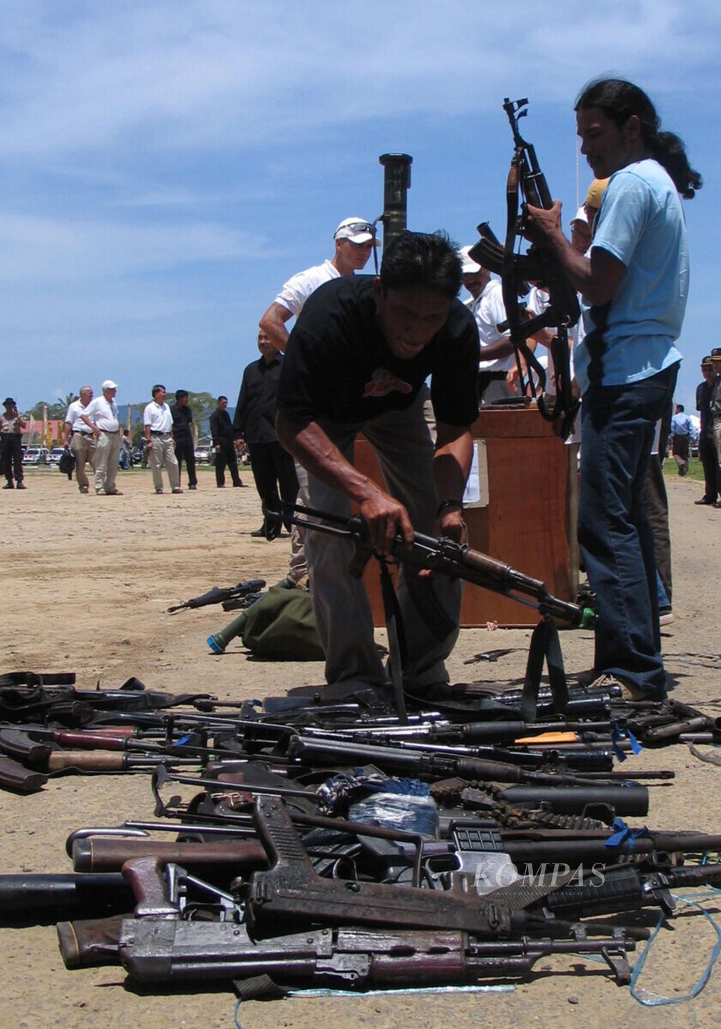 Anggota Gerakan Aceh Merdeka (GAM) mengambil salah satu senjata yang telah terkumpul untuk diserahkan kepada pihak Aceh Monitoring Mission di Lapangan Blangpadang, Banda Aceh, Provinsi Nanggroe Aceh Darussalam, Kamis (15/9/2005). 