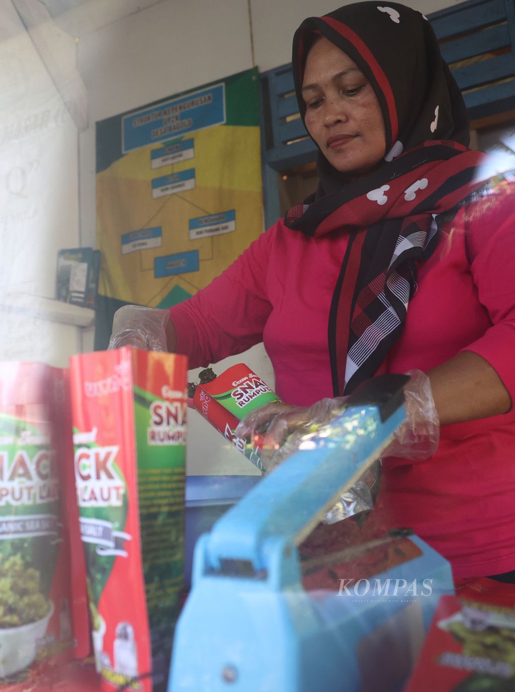 Herni Hernawati mengemas makanan ringan rumput laut di tempat usaha pembuatan makanan ringan tersebut di Kecamatan Kalipucang, Kecamatan Pangandaran, Kabupaten Pangandaran, Jawa Barat, Jumat (26/5/2023). 