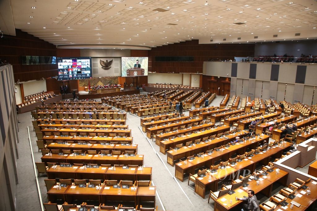 Anggota DPR mengikuti rapat paripurna di Kompleks Parlemen, Senayan, Jakarta, Kamis (30/6/2022). 