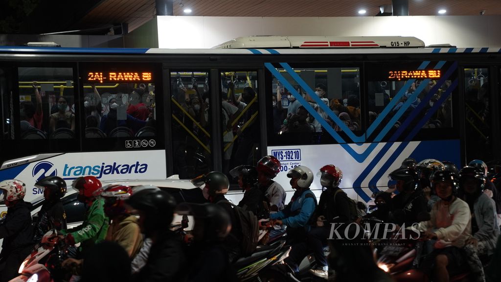 Penumpang memenuhi bus Transjakarta di sekitar halte Balai Kota di Jalan Medan Merdeka Selatan, Jakarta Pusat, Sabtu (29/4/2023). Ongkos yang terjangkau menjadi salah satu alasan warga Ibu Kota menggunakan angkutan umum untuk bepergian. 