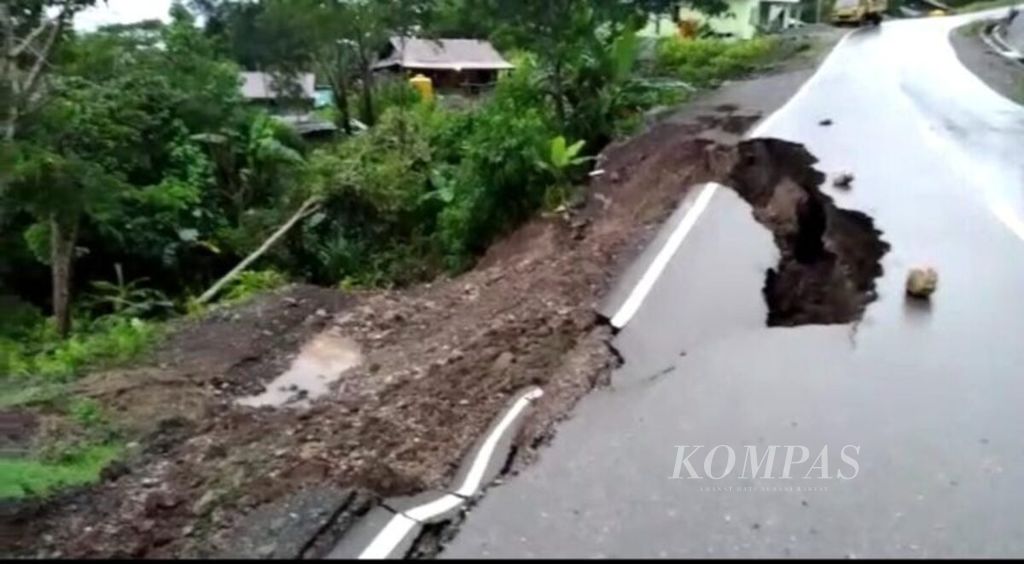 Kerusakan ruas jalan yang menghubungkan Atambua dengan Kecamatan Reinhat, Kabupaten Belu, Selasa (12/1/2021), sebelum badai Seroja. Penyerapan anggaran masih rendah, sejumlah infrastruktur jalan dan jembatan mengalami kerusakan parah di beberapa tempat.