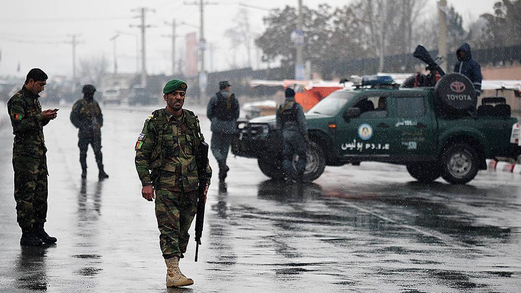 Petugas keamanan Afghanistan berjaga  dekat lokasi serangan di Universitas Pertahanan Marshal Fahim, di Kabul, Senin (29/1). Kelompok bersenjata melancarkan serangan di tempat tersebut pada dini hari.   Serangan terjadi beberapa jam sebelum Presiden Indonesia Joko Widodo tiba di Kabul.