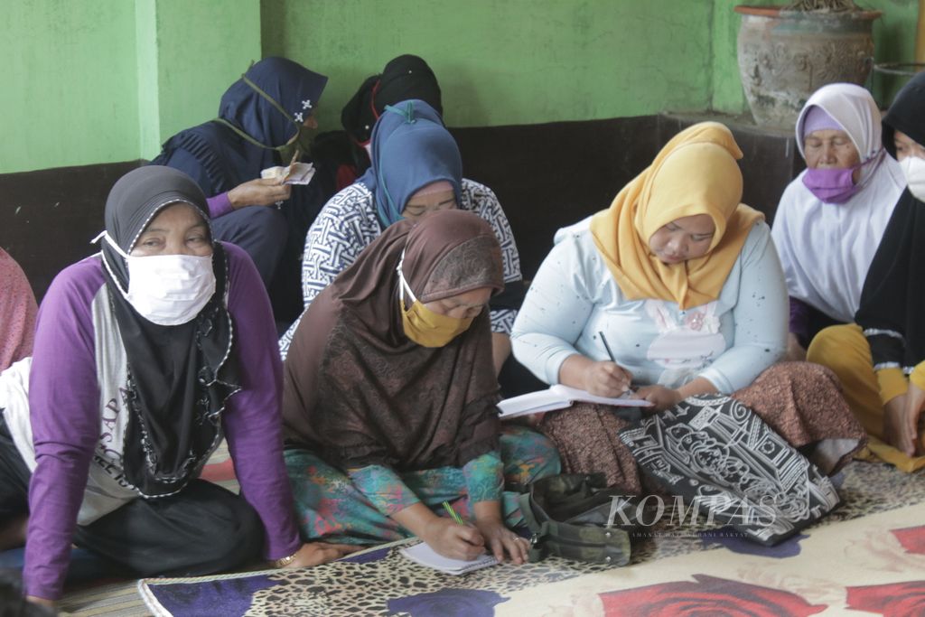 Ibu-ibu RW 013, Desa Cipaku, Kecamatan Paseh, Kabupaten Bandung, mendengarkan diskusi tentang dampak buruk pernikahan anak, Sabtu (17/4/2021), di kediaman Ketua RW 013.