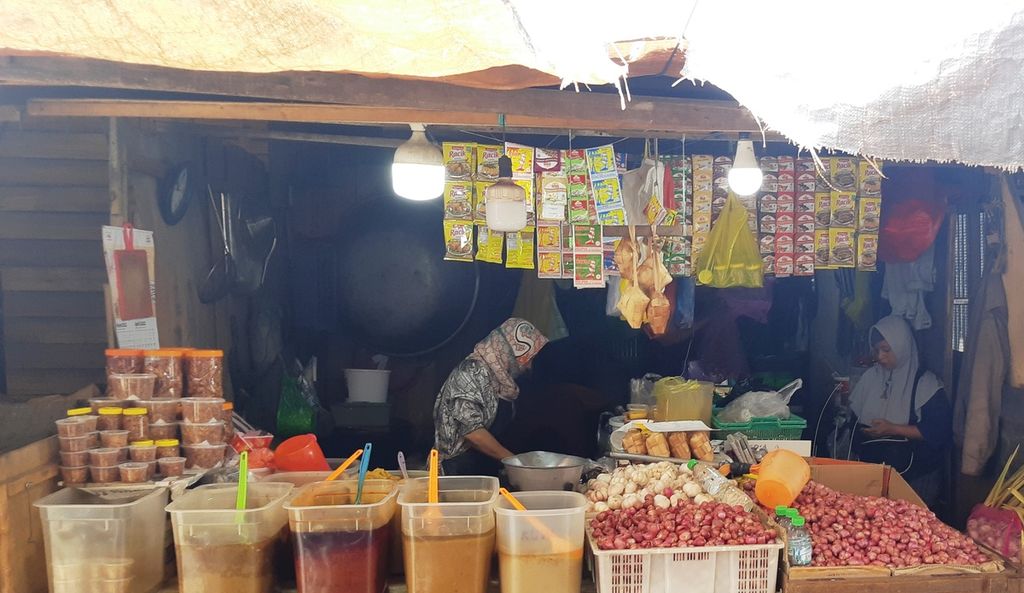 Pedagang bahan pokok di Pasar Kahayan, Kalimantan Tengah, pada Senin (21/3/2022).