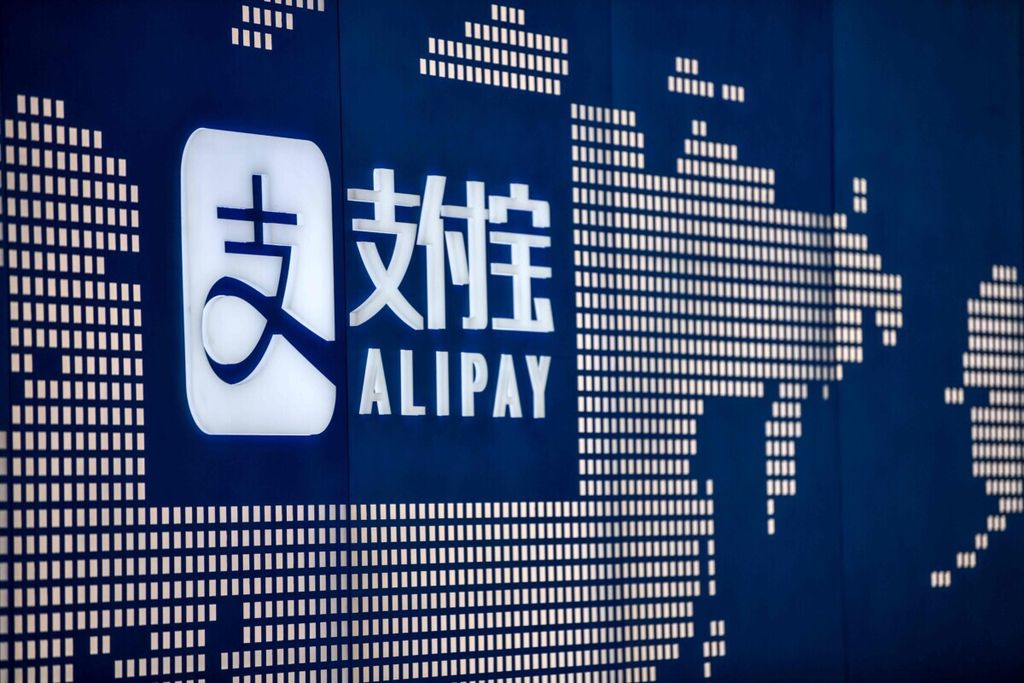 Foto yang diambil pada 28 Agustus 2020 memperlihatkan logo Alipay di sebuah gedung di Shanghai.
