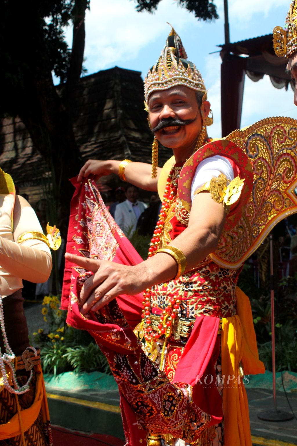 Dalam pembukaan pergelaran Festival Serayu Banjarnegara 2013, Jumat (24/5/2013), Ganjar Pranowo  mengenakan kostum lengkap tokoh pewayangan Gatotkaca. 