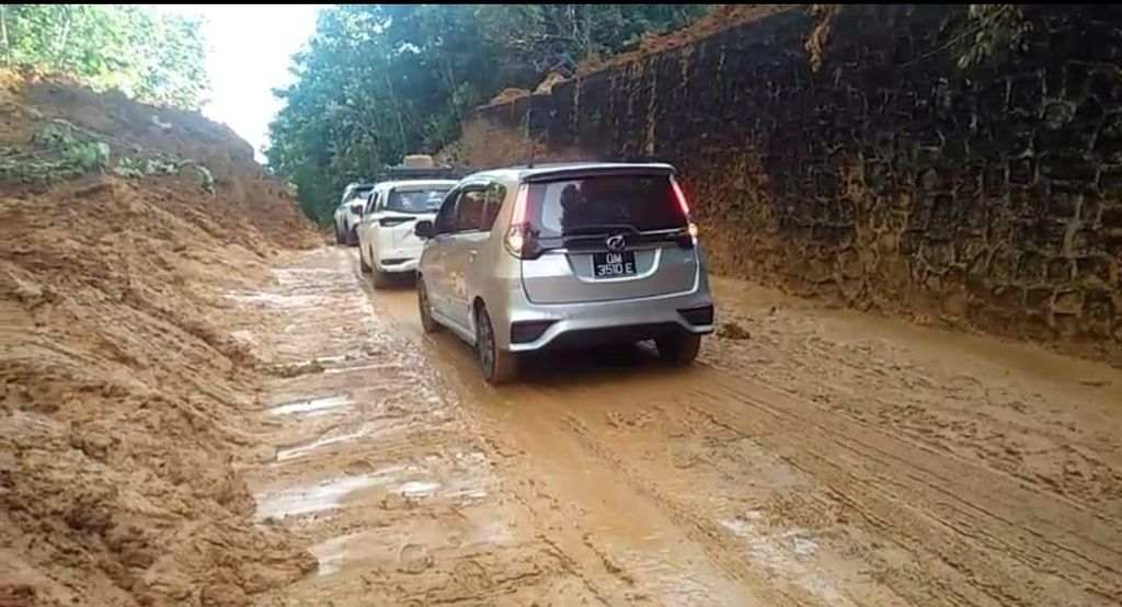 Jalan nasional menuju perbatasan RI-Malaysia di Kabupaten Kapuas Hulu, Kalimantan Barat, sudah bisa dilintasi kendaraan, Jumat (12/4/2024).