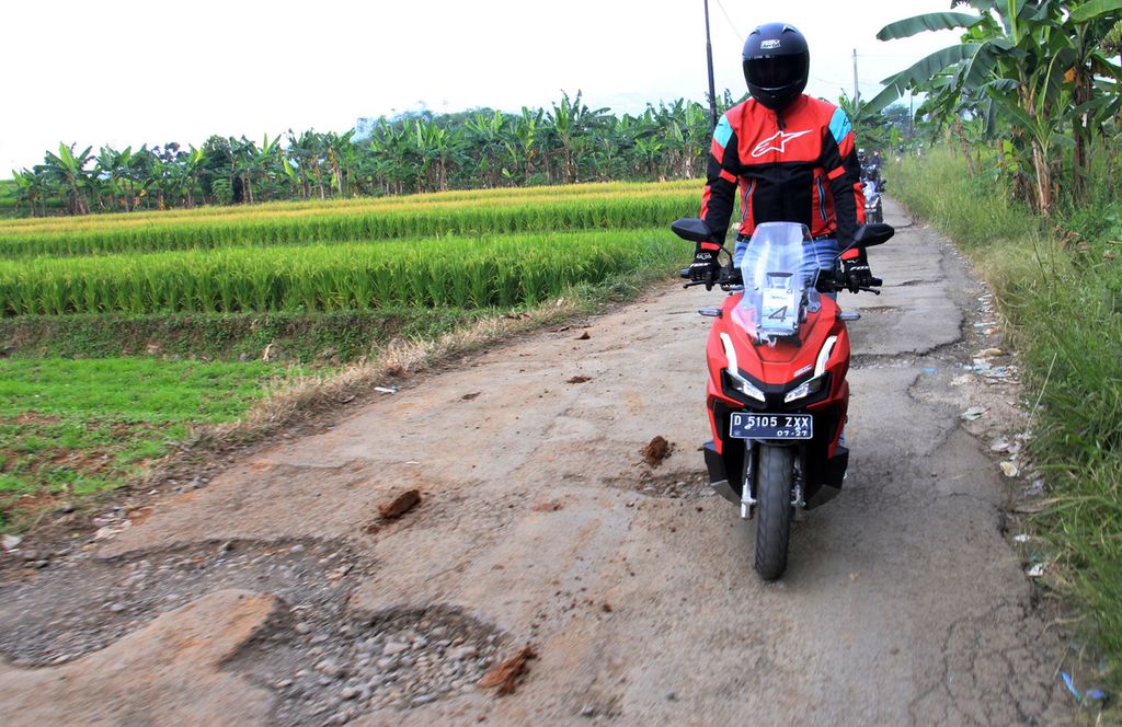 Uji kendara bersama Honda ADV160 sejauh 119 km melewati rute jalan berlubang dari Puncak, Bogor, Jawa Barat, menuju kawasan Pulogadung, Jakarta Timur, Rabu (20/7/2022). 