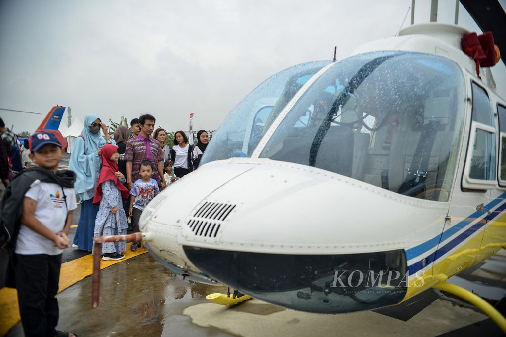 Visitors have a close-up view of a Bell 206 helicopter at the Heli Expo Asia 2023 event in Cengkareng Heliport, Tangerang City, Banten, on Friday (16/6/2023).