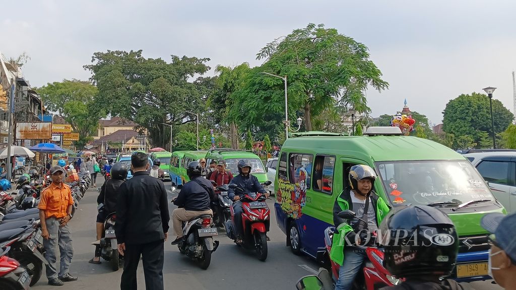 Kemacetan di Jalan Dewi Sartika tak hanya karena angkot yang berjalan pelan dan kerap berhenti di badan jalan, tetapi juga parkir kendaraan bermotor sehingga memenuhi jalan seperti terlihat pada Senin (17/4/2023). 