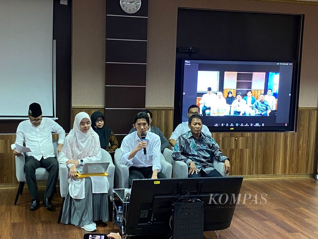 Suasana konferensi pers di Fakultas Kedokteran Universitas Diponegoro, Kota Semarang, Jawa Tengah, Jumat (23/8/2024). Acara tersebut digelar untuk menyampaikan perkembangan terkait investigasi internal mengenai kematian ARL (30), mahasiswi Program Pendidikan Dokter Spesialis yang meninggal diduga karena bunuh diri. Korban diduga menjadi korban perundungan.