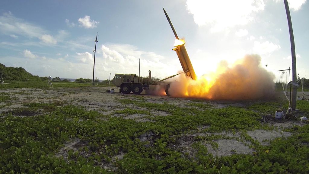 Roket dari peluncur THAAD ditembakkan dalam latihan pada November 2015 di Amerika Serikat.