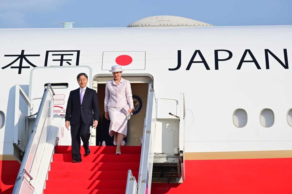 Kaisar Jepang Naruhito bersama Permaisuri Masako tiba di Jakarta, Sabtu (17/6/2023) sore.