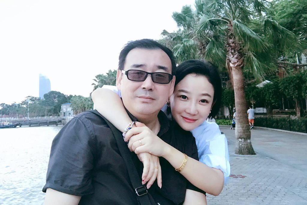 Penulis Australia, Yang Hengjun (kiri), berpose bersama istrinya, Yuan Xiaoliang, dalam foto tanpa tanggal. Pada Senin (5/2/2024), Yang dijatuhi hukuman mati yang ditangguhkan oleh pengadilan di China.  
