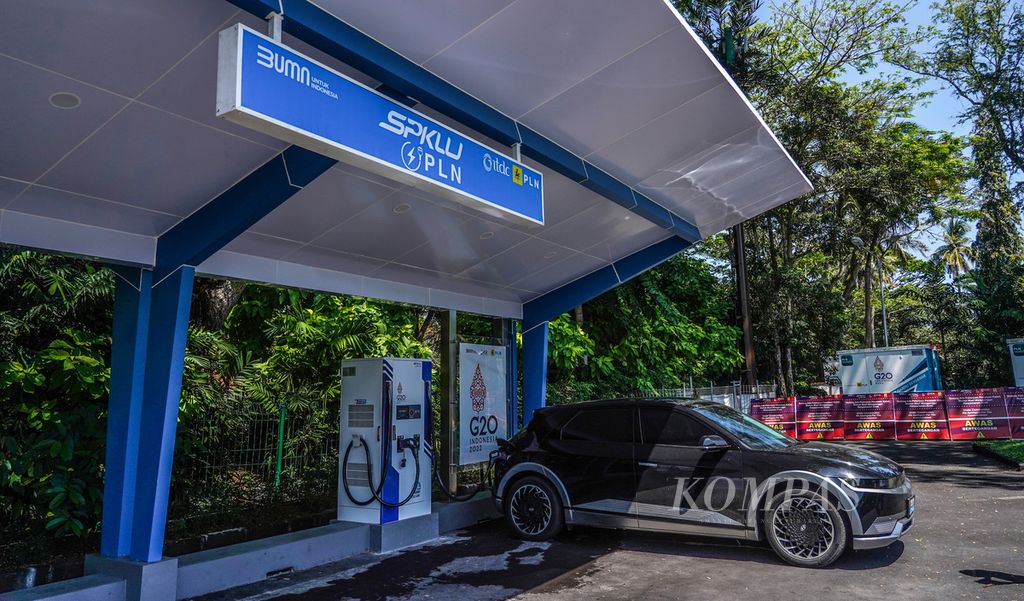 Kendaraan listrik yang digunakan tim Jelajah Energi dan Vakansi mencoba mengisi daya di SPKLU di Nusa Dua, Bali, Senin (12/9/2022). Penggunaan kendaraan dengan energi listrik dalam ajang internasional ini menjadi salah satu bagian kampanye gerakan konversi energi bahan bakar. 