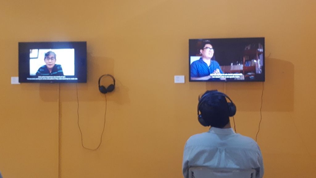 Seorang pengunjung mendengarkan video pada pameran "Daya Gaya Decentia" di galeri Salihara, Jakarta Selatan, Minggu (15/5/2023).