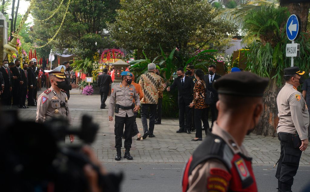 Petugas menjaga keamanan secara ketat karena banyaknya pejabat negara yang menghadiri pernikahan Idayati dan Anwar Usman di Gedung Graha Saba Buana, Kota Surakarta, Jawa Tengah, Kamis (26/5/2022). 