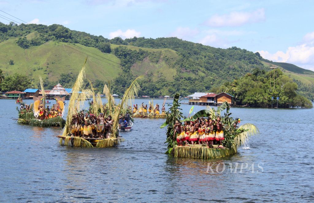 Tampak Tarian Isosolo atau menari di atas perahu yang menjadi ikon dalam pembukaan Festival Danau Sentani ke-11 di Khalkote, Distrik Sentani Timur, Kabupaten Jayapura, Papua, Selasa (19/6/2018).