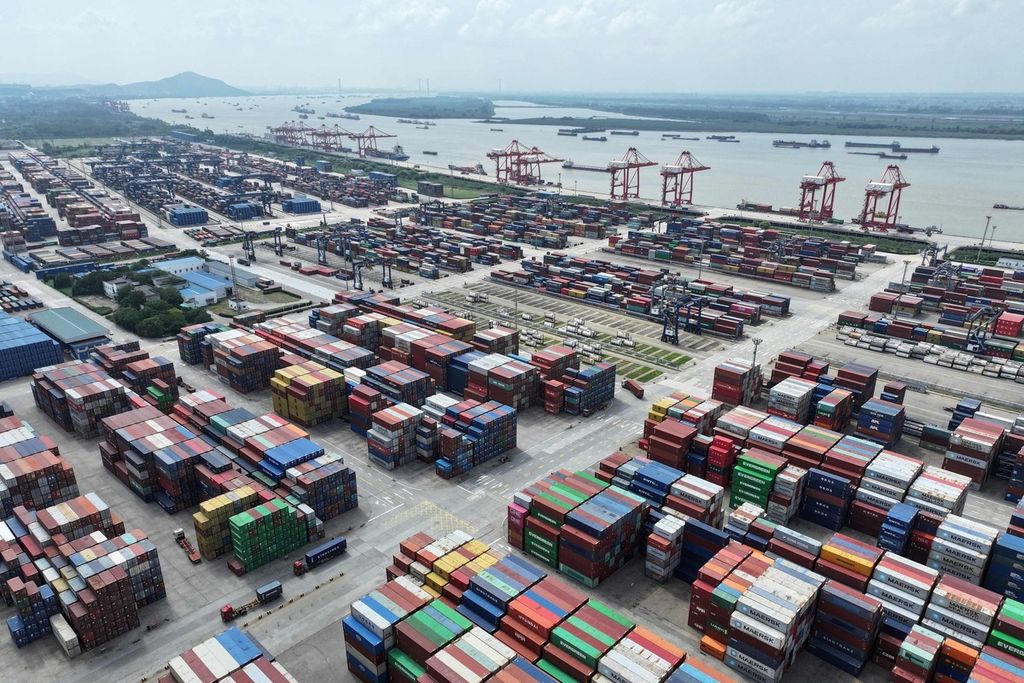 Tumpukan kontainer terlihat di Pelabuhan Nanjing, Nanjing, Provinsi Jiangsu, China timur, 6 Agustus 2023. 