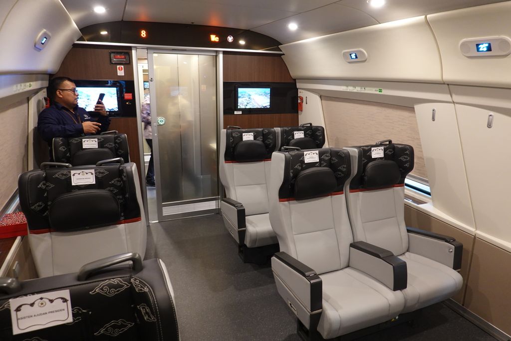 Ruangan kereta <i>first class </i>yang digunakan Presiden Jokowi untuk menjajal KCJB dari Halim menuju Bandung, seusai meresmikan Kereta Whoosh di Stasiun KCJB Halim, Jakarta, Senin (2/10/2023).